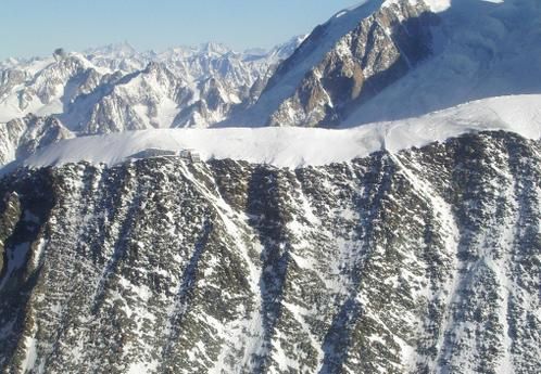 refuge-du-Gouter-avion-massif-du-Mont-Blanc--aiguille-du-gouter.jpg