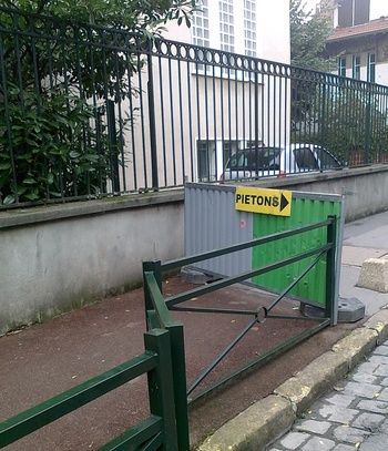 trottoir barré devant l'école des Fougères au Raincy