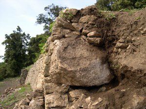 pierre seche-boutisse traversante d'ancrage au talus de coupe gros plan-louis Cagin