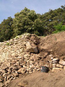 pierre seche-boutisse traversante d'ancrage au talus avant restauration du mur-louis Cagin