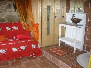 maison-aveyron-chambre-sauna-lavabo.jpg