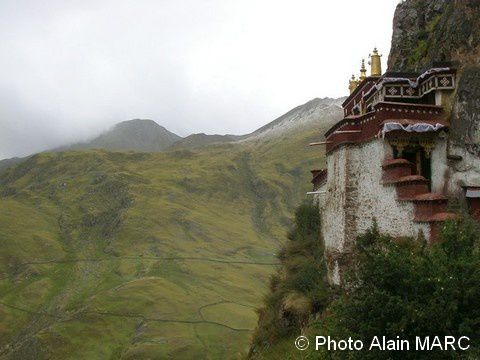 Monastère troglodityque falaise Drakyerpa