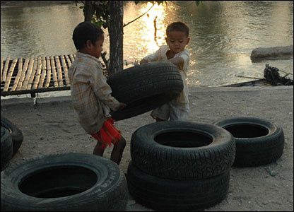 Enfant-et-le-pneu-n---66-.-Birmanie.jpg