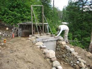 Maison-en-pneus-au-Qu--bec-n--71-juillet-2007-La-structure----compost.jpg