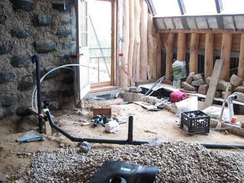 Maison-en-pneus-au-Qu--bec-n--72-juillet-2007-La-plomberie-du-deuxi--me-niveau.jpg