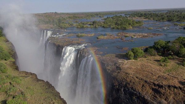 gens-fleuve-elle-est-pas-belle-la-vie-production.jpg