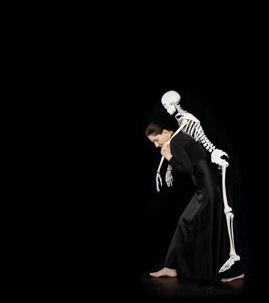 Marina Abramovic, Carrying the skeleton I, 2008, collection particulière © Adagp, Paris 2009