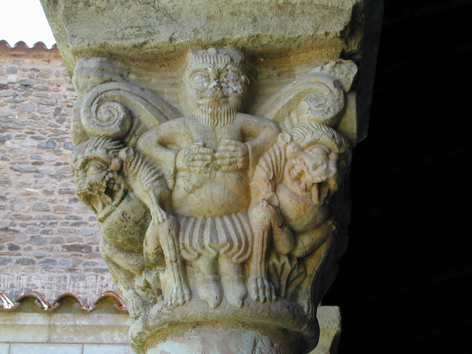 Prieuré de Serrabone (France 66) Ses chapiteaux en marbre rose - XIe s.