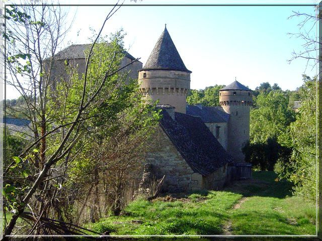 Deux tours médiévales à la toiture très différente