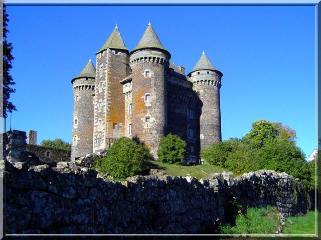 4 tours d'angle et de petites courtines : Le symbole parfait du château fort