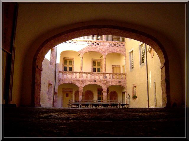 Une cour intérieur aux décors Italiens
