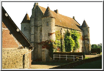 Un véritable château fort avec 4 tours aux angles