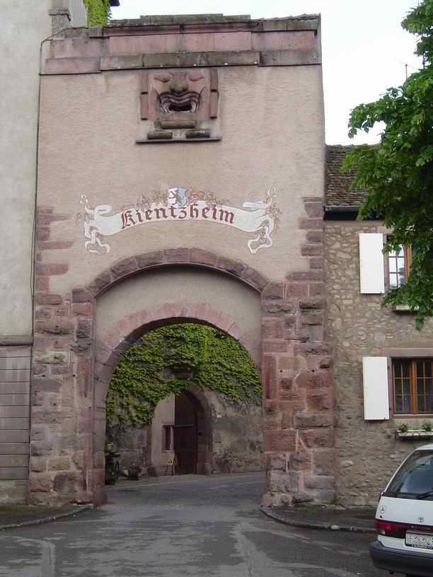 En entrant dans le village, sur la gauche, nous attend le château de 'Schwendi'