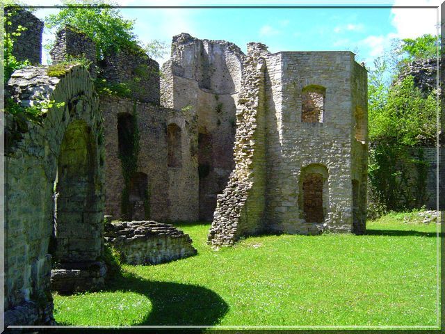 Même en ruine, les bâtiments donnent l'impression que le château est encore vivant !