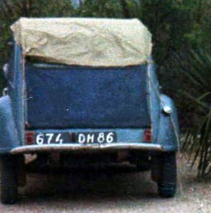 Sur la route des vacances. La Citroën 2CV, l'une des premières voitures de  l'été