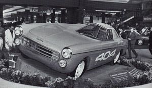 La barquette "404" Diesel des 40 records internationnaux ( 3878 kms. parcourus en 24 heures !...)  Ici, présentée au salon de Paris en 1965