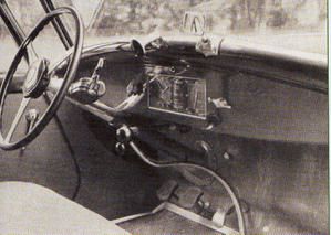 Planche de bord avec volant à gauche (A partir des modèles 1939) Remarquez le levier de vitesse torse...