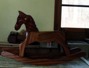 Le cheval à bascule tout en sipo ou sipau ( bois exotique)