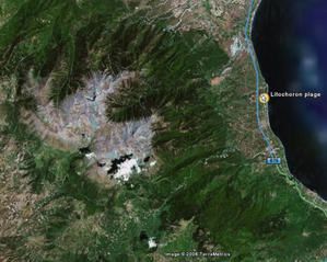 Photo satélite au dessus de l'Olympe et de Litochoron au bord de la mer Egée.