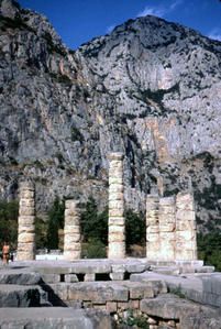 Vestiges du temple d'Apollon sous les Phaedriades