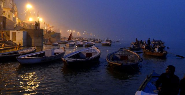 2077_Varanasi-ghats-lever-soleil.jpg