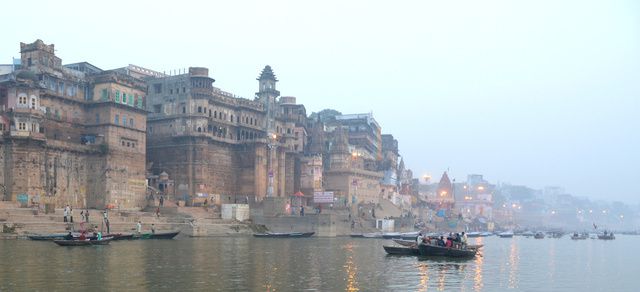 2124_Varanasi-ghats-lever-soleil.jpg
