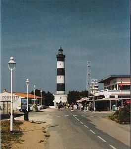 Phare-de-Chassiron-red.JPG