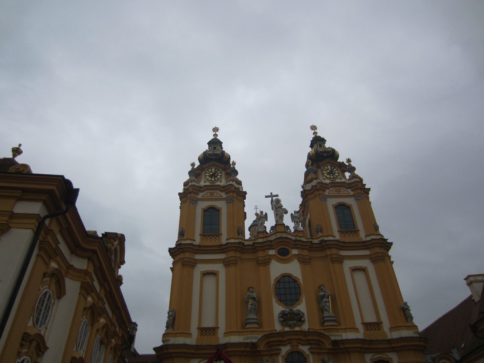 Le bateau du savoir
Photos: EmMa (M. et Em. presse 2014)
Melk est une ville de la Basse-Autriche, célèbre pour son abbaye bénédictine bâtie en surplomb du Danube. L'abbaye a été fondée en 1089...