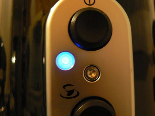 Hé toi le p'tio bouton bleu au milieu des deux gros noirs, tu veux t'battre ?