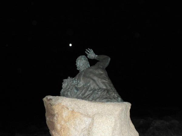 Quand le sage montre la lune, l'imbécile regarde le doigt. Full moon tonight.