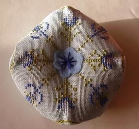 Biscornu_fils_satin_-0-annelise.JPG