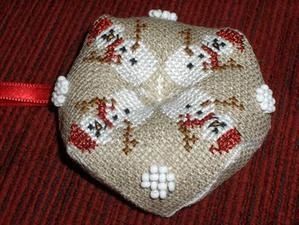 Biscornu-de-Noel-2---profilBabeth.JPG