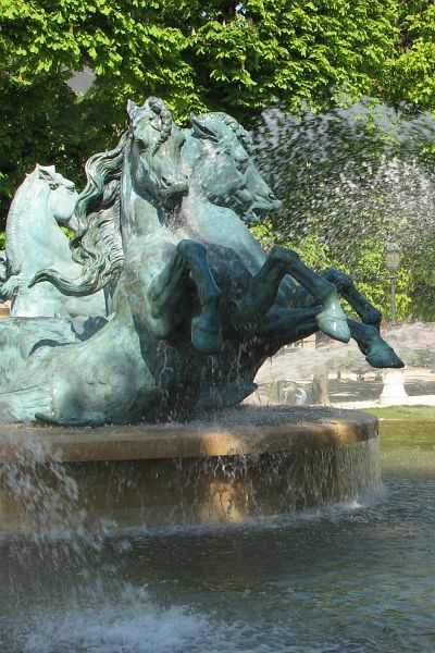 Fontaine de l'Observatoire (Paris VI), chevaux marins