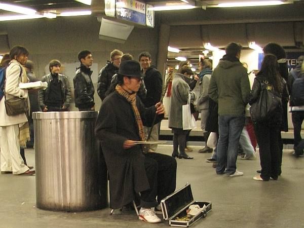Joueur d'erhu sur un quai de Châtelet-Les Halles