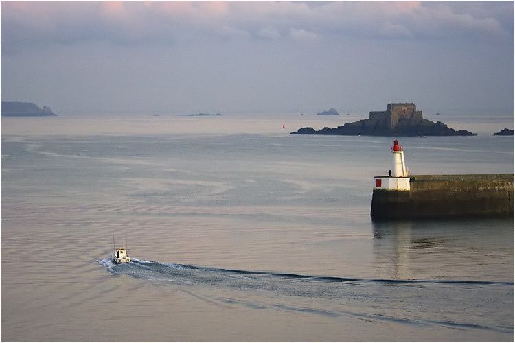 baie de saint malo au lever du soleil baie de saint malo au lever du soleil