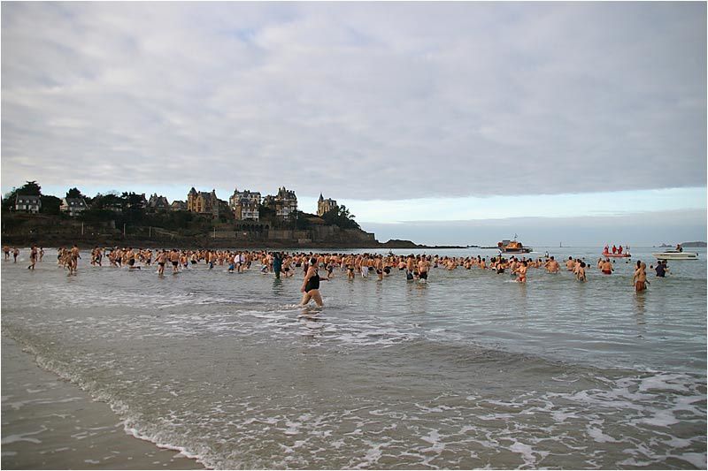 le traditionnel bain du 31 décembre a réuni plus de 500 courageux dans l'eau de la grande plage de Dinard