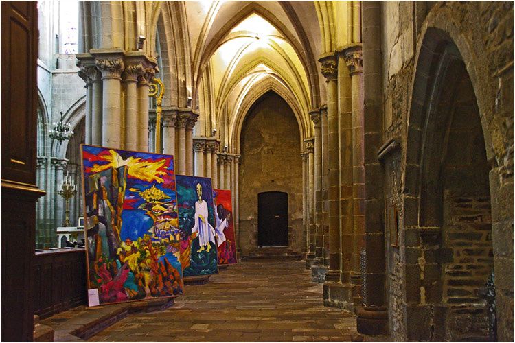 La Cathédrale Saint-Samson de Dol-de-Bretagne est une ancienne cathédrale catholique romaine dédiée à Saint Samson et de style gothique. C'est un important monument historique français, situé à Dol-de-Bretagne dans le département d'Ille-et-V