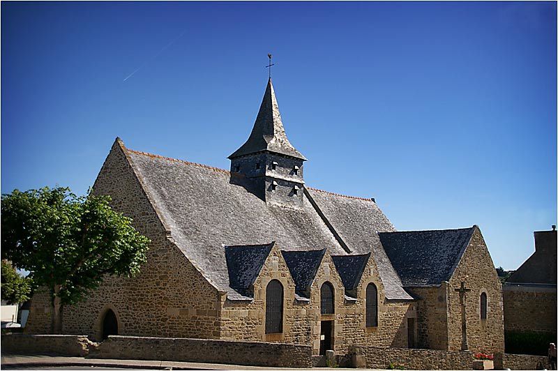 La vieille église du XIe siècle et l'église paroissialle de 1882 sont très proches l'une de l'autre