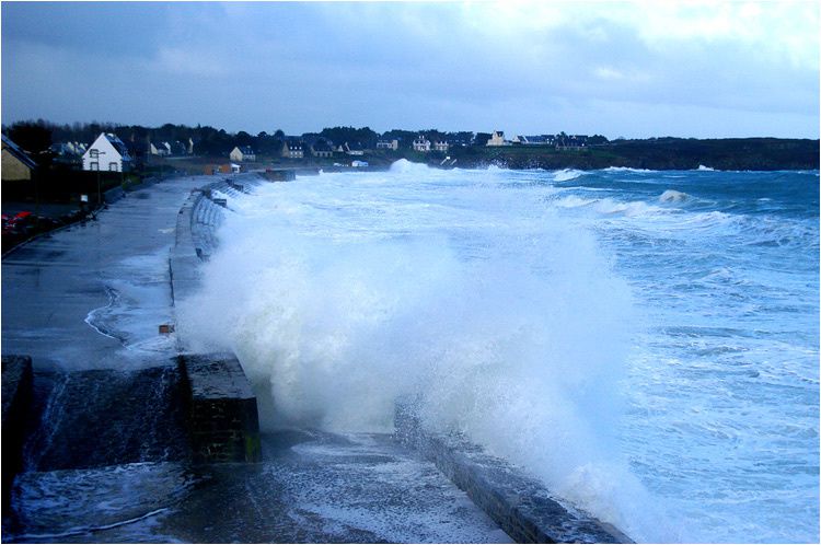 du vent, de la pluie, parfois un rayon de soleil pour cette grande marée de 112. De Dinard à Saint Lunaire le spectacle ne pouvait laisser indifférent.