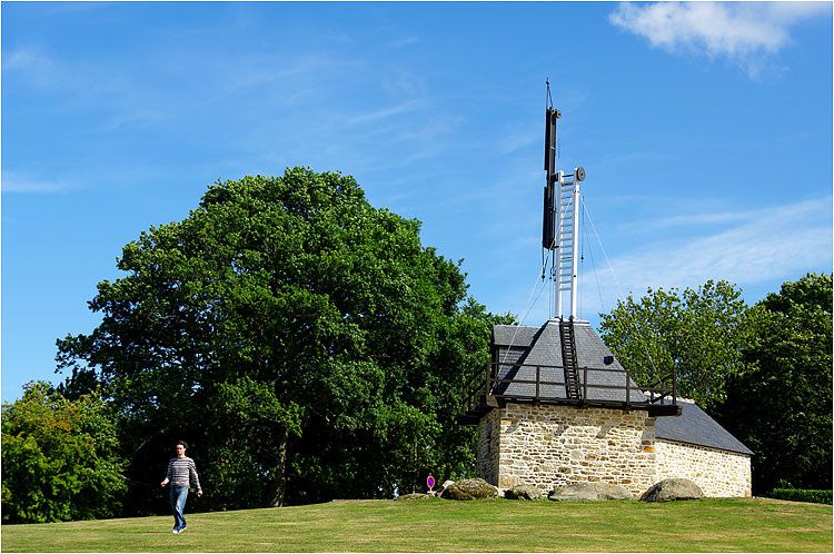 sur la commune de Saint Marcan à 12 kilomètres du Mont Saint Michel, voici une station de télégraphe optique réhabilitée comme à l'origine.