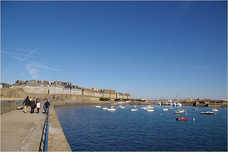 un dimanche sous un beau soleil promenade sur le môle de Saint Malo.