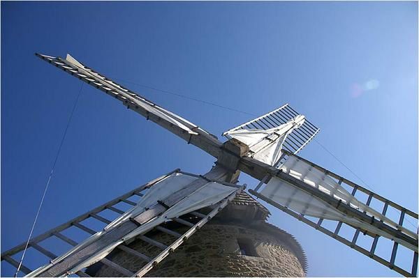 à Lancieux le moulin de Bluglais est le seul survivant des 3 moulins qui existaient au 16eme siècle.