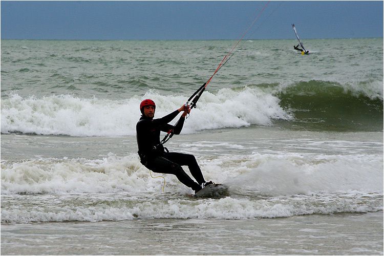 les véliplanchistes et les kite-surfers d'en donnent à cœur joie en ce jour de novembre bien gris et bien venté.