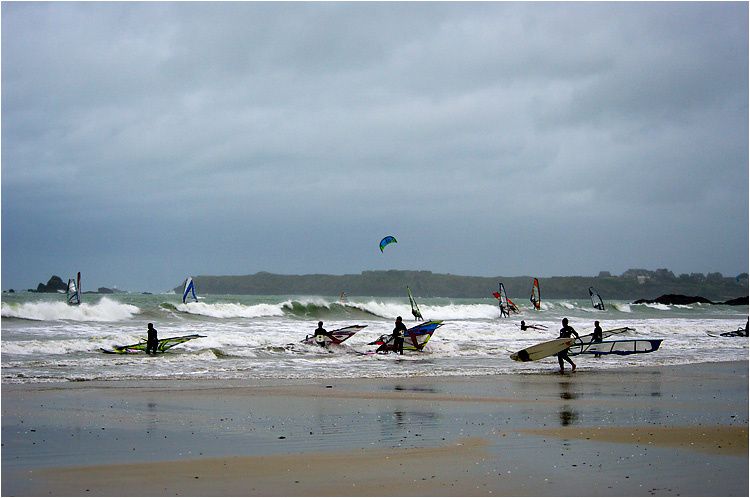 les véliplanchistes et les kite-surfers d'en donnent à cœur joie en ce jour de novembre bien gris et bien venté.