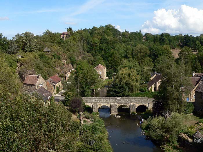 Petit village aux confins de l'Orne, la Sarthe et la Mayenne. Fait partie des 100 plus beaux villages de France.
