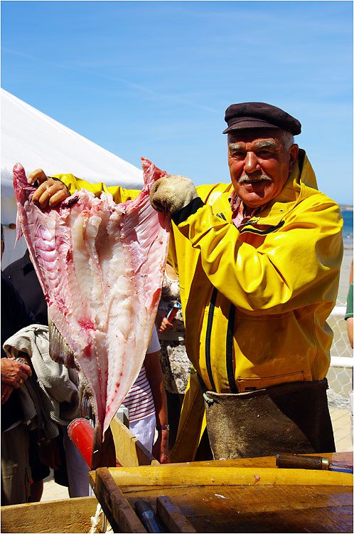 A l'occasion de la journée de la pêche à Dinard, démonstration de préparation de la morue salée comme au temps des terre-neuvas.