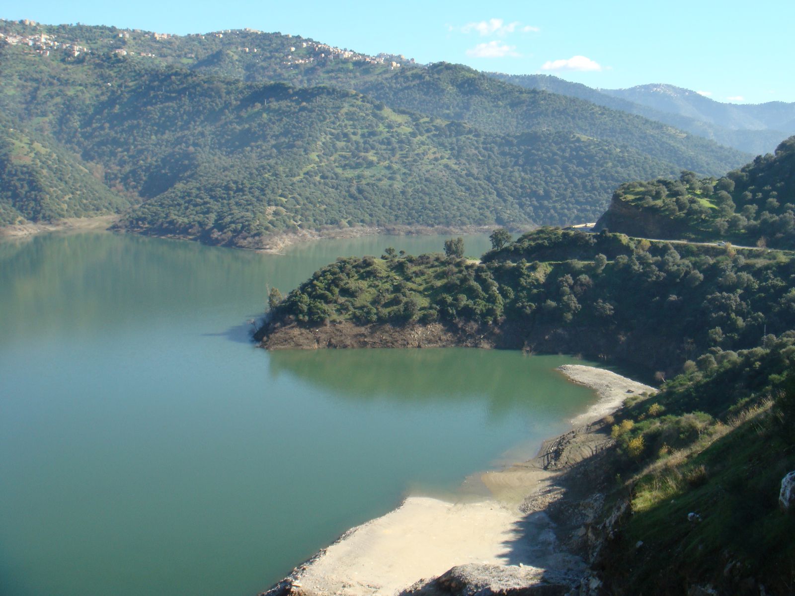 Le barrage de Taksebt se situe à 10 Km à l’Est de la ville de Tizi-Ouzou sur Oued Aissi, Il est alimenté par les eaux de pluie, de fonte du manteau nival du Djurdjura et des eaux usées du grand bassin collecteur. 