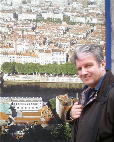 jean_charles_sikner_lyon_2010_devant_affiche_PB140796.JPG