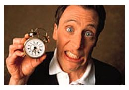 homme préoccupé par l'horloge