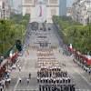 Hollande-hue-sur-les-Champs-Elysees--une-democratie-dans.jpg